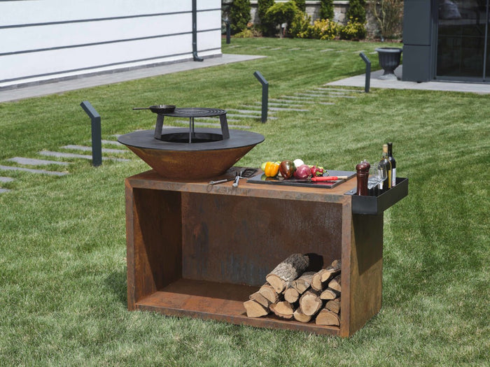 Kräftiges Holzfeuer in der Feuerschale mit Grillring