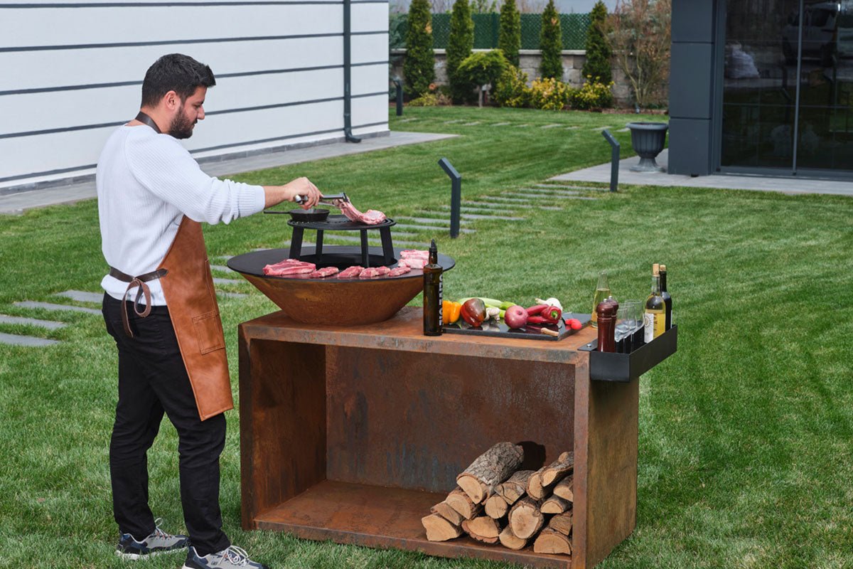 Feuerstelle mit Grillring und brennendem Holzfeuer im Garten