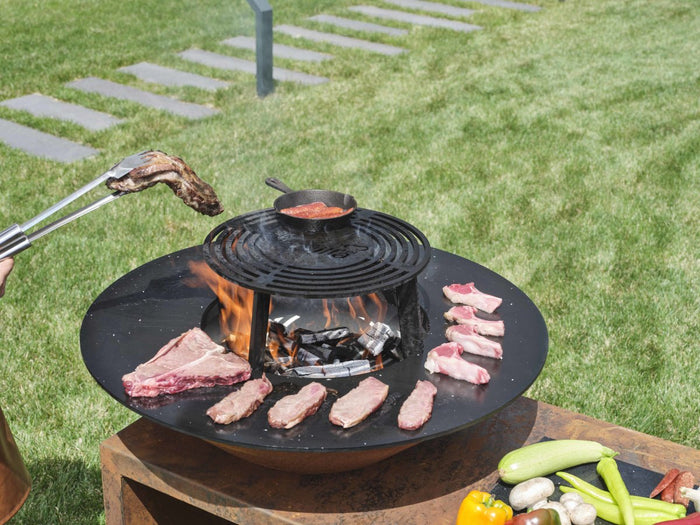 Heiße Plancha-Grillplatte mit Glutbett in der Mitte